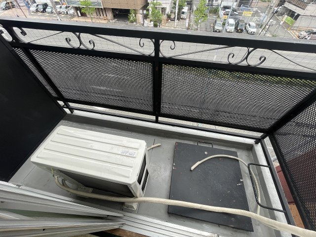バルコニー　暖かな日差しのふりそそぐバルコニー