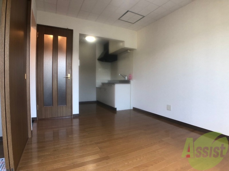 居室・リビング　木目のフローリングは落ち着きのある印象のお部屋になりますね。