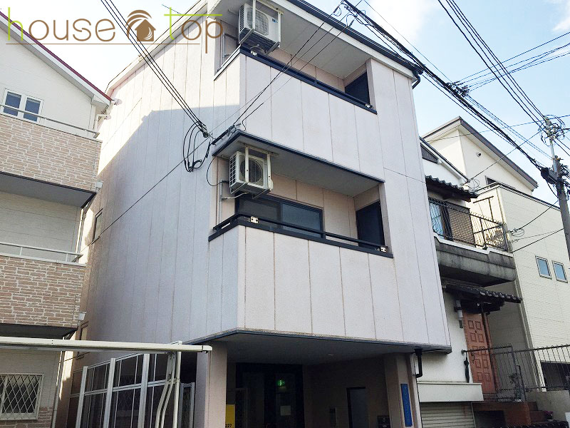 建物外観　1階部分には屋根付き駐輪場があるスタイリッシュな外観です♪