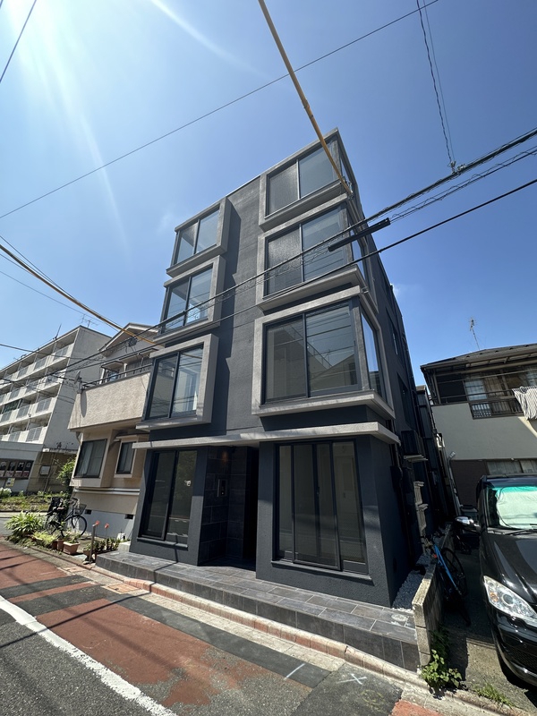 建物外観　直線的でスタイリッシュな外観