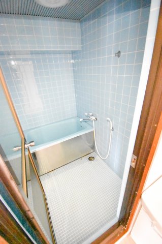 バス・シャワールーム　ちょうどいいサイズのお風呂です。お掃除も楽にできますよ。