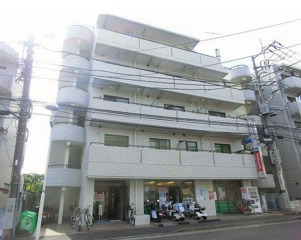 建物外観　近くは大型スーパーに商店街