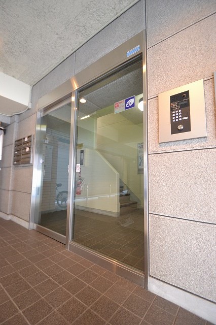 エントランス　５階建てでエレベーターあり！