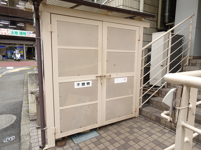 その他共有部分　扉付きのゴミ置き場。衛生的ですね♪