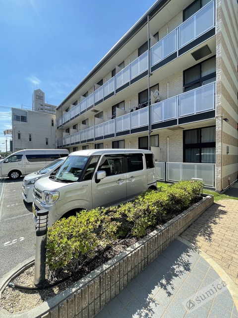 駐車場　広々とした駐車スペース。ハイルーフ車ＯＫ。