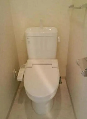 トイレ　落ち着いた色調のトイレです