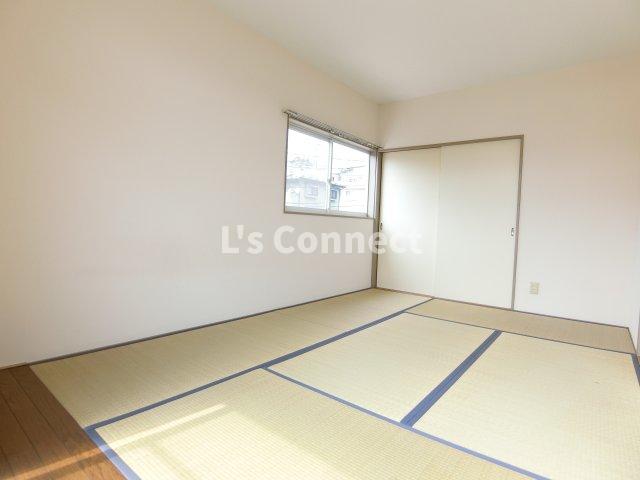 その他　角部屋で２面に窓があります。