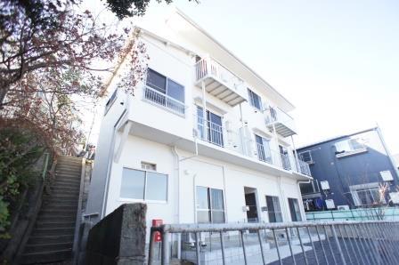 建物外観　敷地内が広く、通りに面していないので視界が気になりません。
