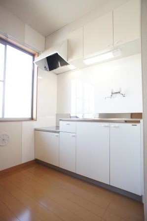 キッチン　都市ガス仕様。キッチン周りの収納多くて便利