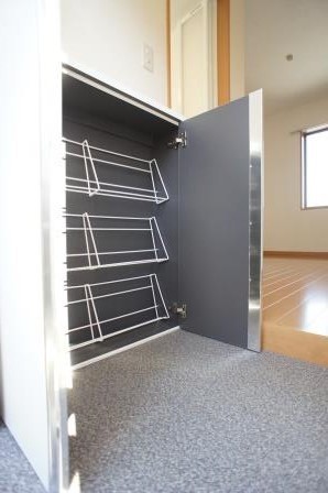 玄関　大型下駄箱収納付で玄関周りもすっきり