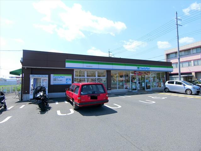 コンビニ　ファミリーマート京田辺草内店（コンビニ）まで714m