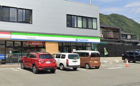 コンビニ　ファミリーマート山形小白川町三丁目店（コンビニ）まで227m