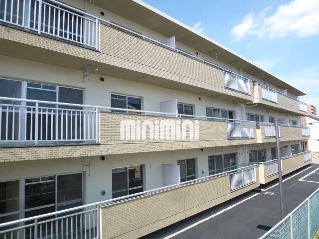 建物外観　重量感あるマンションです。広いベランダで洗濯物も干しやすそう