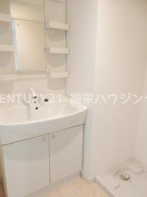洗面設備　朝の身支度しやすい洗面所です