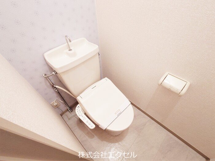 トイレ　温水洗浄便座です。