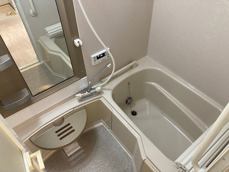 バス・シャワールーム　追い焚き付きお風呂。手すり付きで安心。