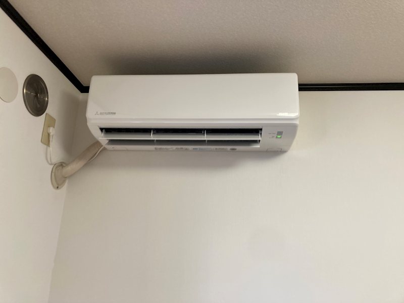 その他設備　1階ダイニングのエアコン。2階にもエアコンが付いています！