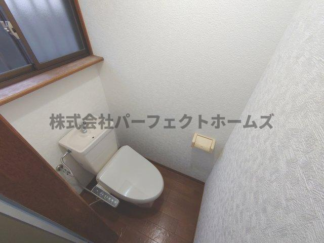 トイレ　落ち着いた色調のトイレです