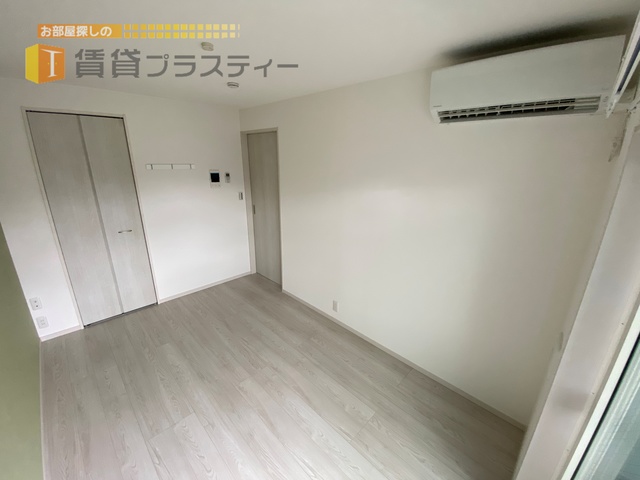 居室・リビング　白色基調の清潔感のあるお部屋です。