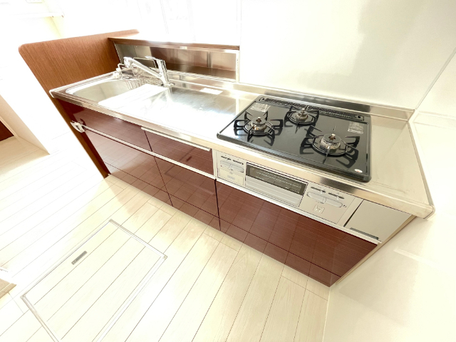 キッチン　３口コンロのシステムキッチンです
