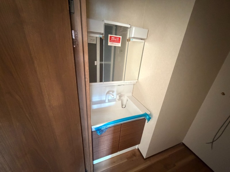 洗面設備　大きくて使いやすそうな独立洗面台になっています。