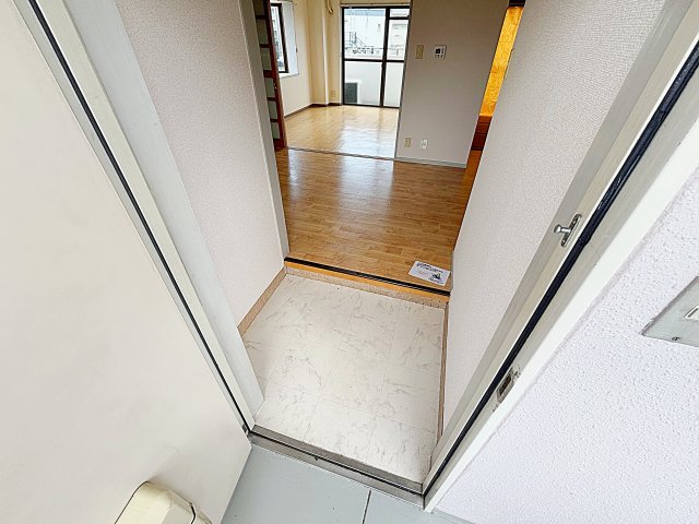 地下鉄名城線 新瑞橋駅 徒歩5分 3階建 築38年の玄関写真