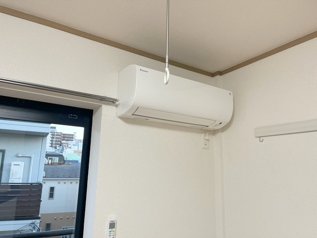 その他設備　★エアコンと便利な室内物干しフック★