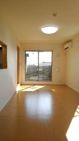 居室・リビング　南向きで明るいお部屋です。