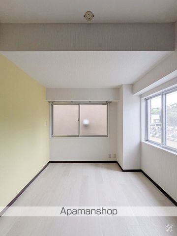 西武新宿線 新井薬師前駅 徒歩8分 3階建 築31年の居間写真