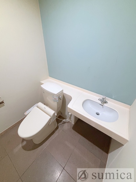 トイレ　人気アイテムの温水洗浄便座。清潔感のあるトイレです。