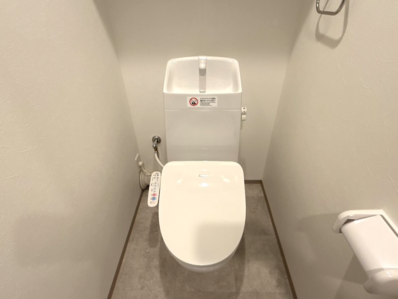 京王線 明大前駅 徒歩10分 4階建 築1年のトイレ写真