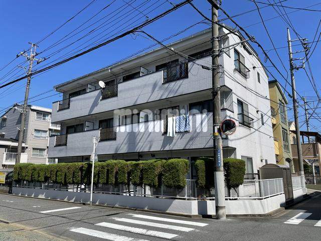 建物外観　駅から人通りのある道を通って帰宅できます