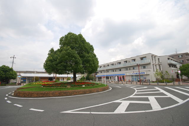 コンビニ　ローソンJR河内磐船駅前店（コンビニ）まで306m