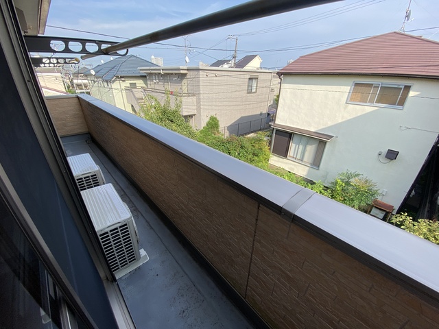 バルコニー　お天気のいい日は外干しもできますね！！