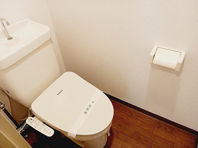 トイレ　落ち着いた色調のトイレです