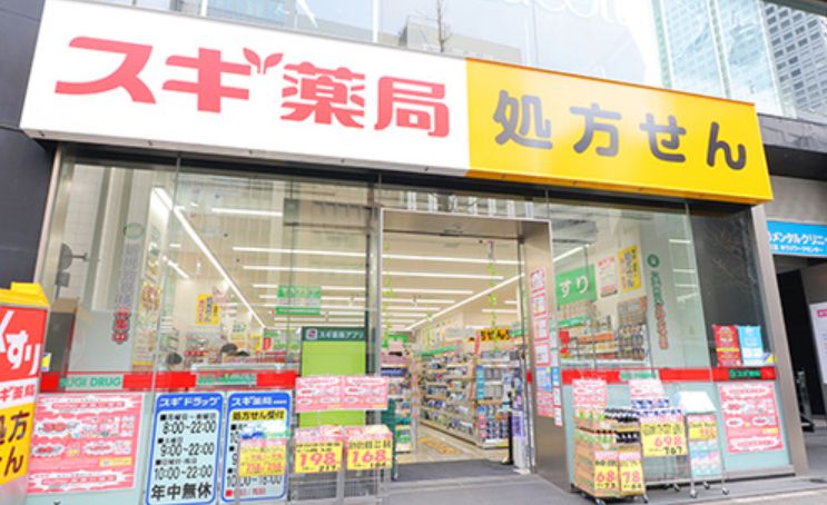 ドラックストア　スギ薬局新宿駅南店（ドラッグストア）まで135m