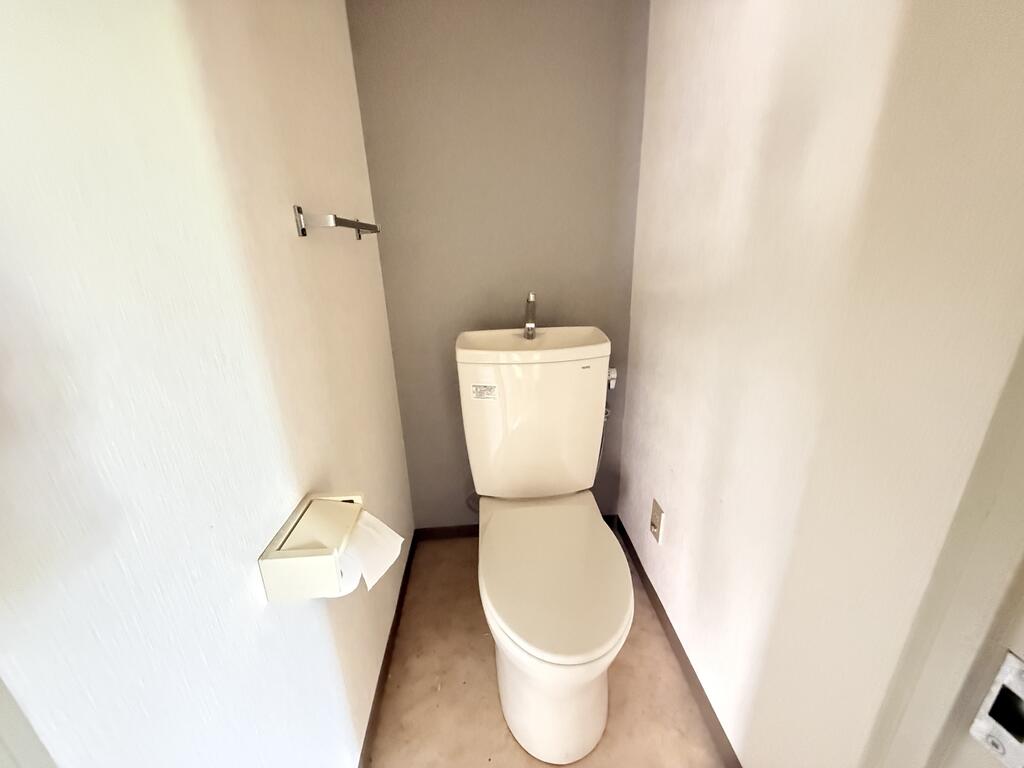 東急田園都市線 青葉台駅 徒歩1分 4階建 築42年のトイレ写真