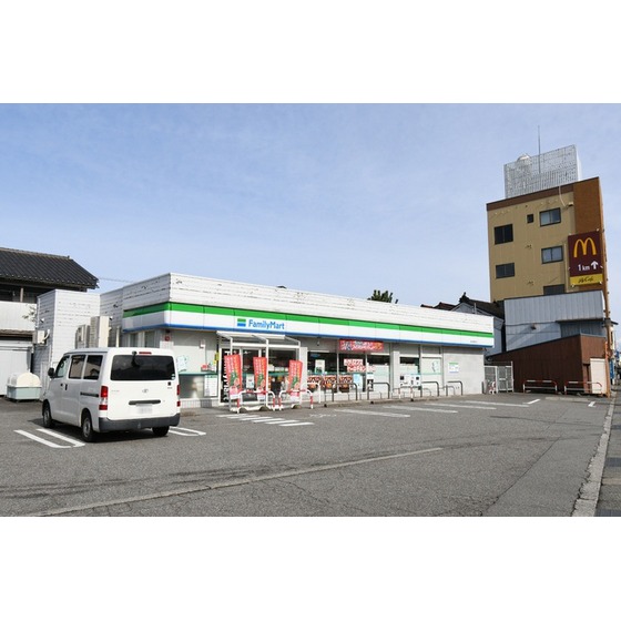 コンビニ　ファミリーマート富山稲荷町店（コンビニ）まで671m