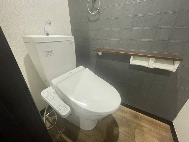 トイレ　シャワー付きトイレです。