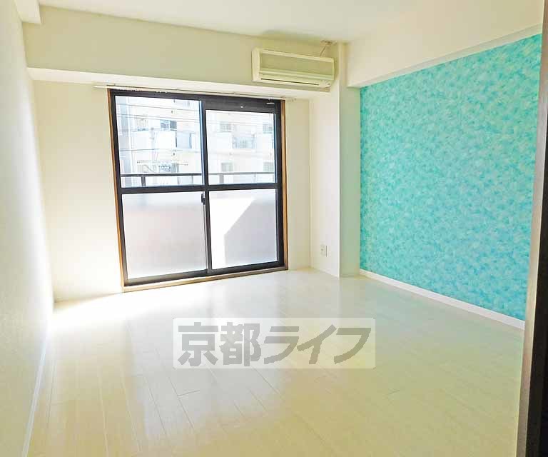 居室・リビング　アクセントクロスがお洒落なお部屋です。