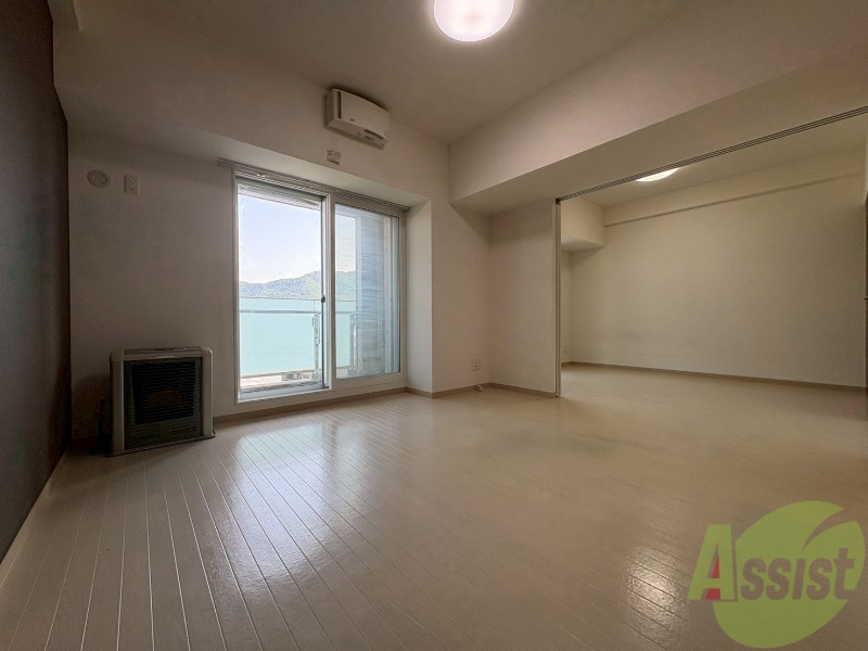 居室・リビング　木目のフローリングは落ち着きのある印象のお部屋になりますね。