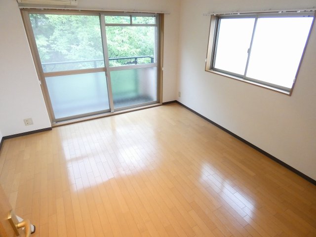パインウィンド千里山の居間写真