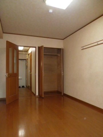 ヒコタビルの居間写真