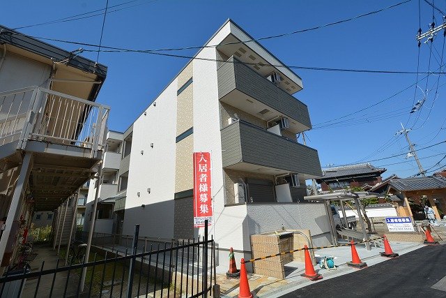 建物外観　オートロック付きで安心！宅配BOX付きで便利！
