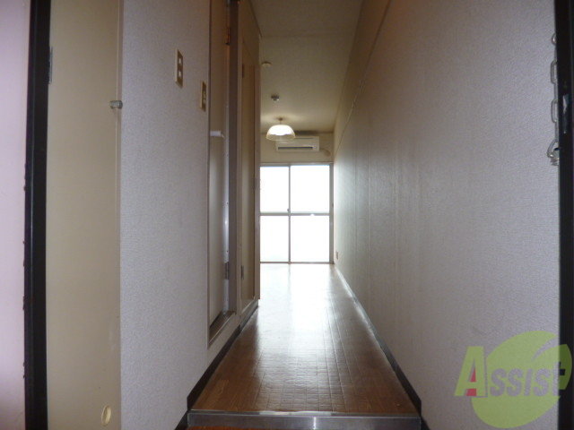 玄関　落ち着いた雰囲気の中に明るい光が差し込む