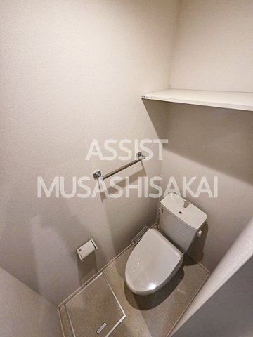 トイレ　写真：設備同仕様の別号室です