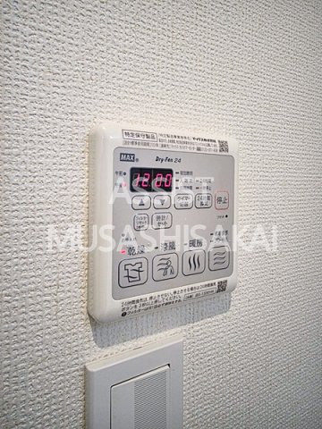 玄関　写真：設備同仕様の別号室です