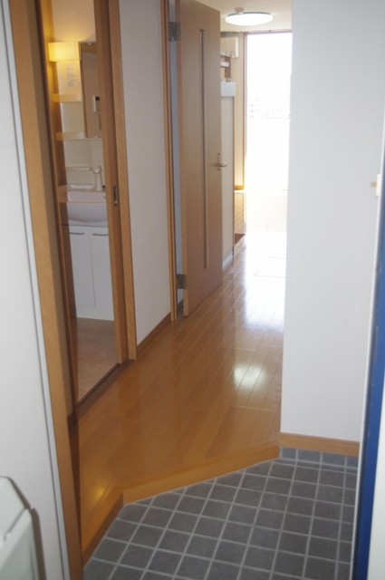 玄関　同じタイプの別のお部屋です