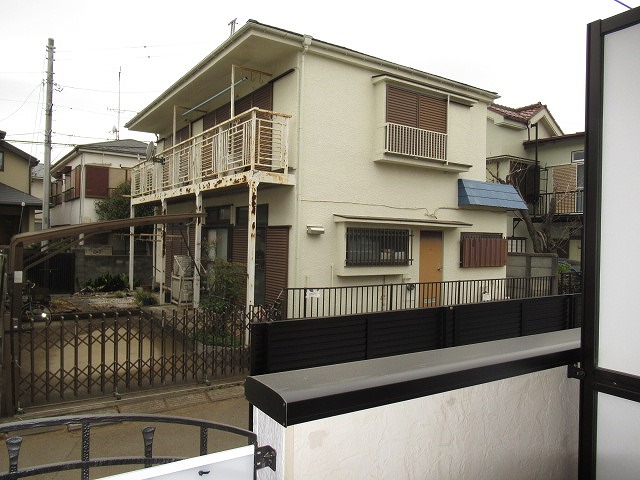 眺望　前面は道路になっており住宅を見渡す眺望になります。