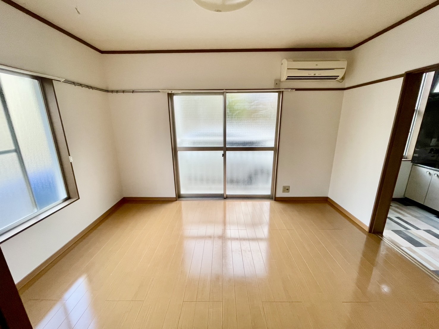 その他部屋・スペース　二面採光で明るい！２つの窓両方に雨戸もあり！